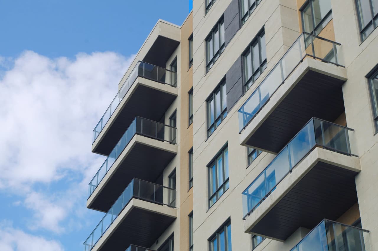 Vender piso en Barcelona con comisión reducida - Edificios en Eixample